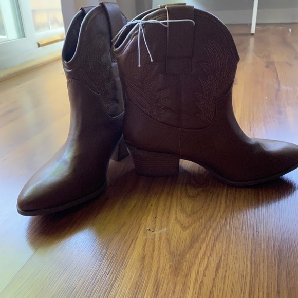 Brown faux leather short cut boots! - Picture 3 of 4